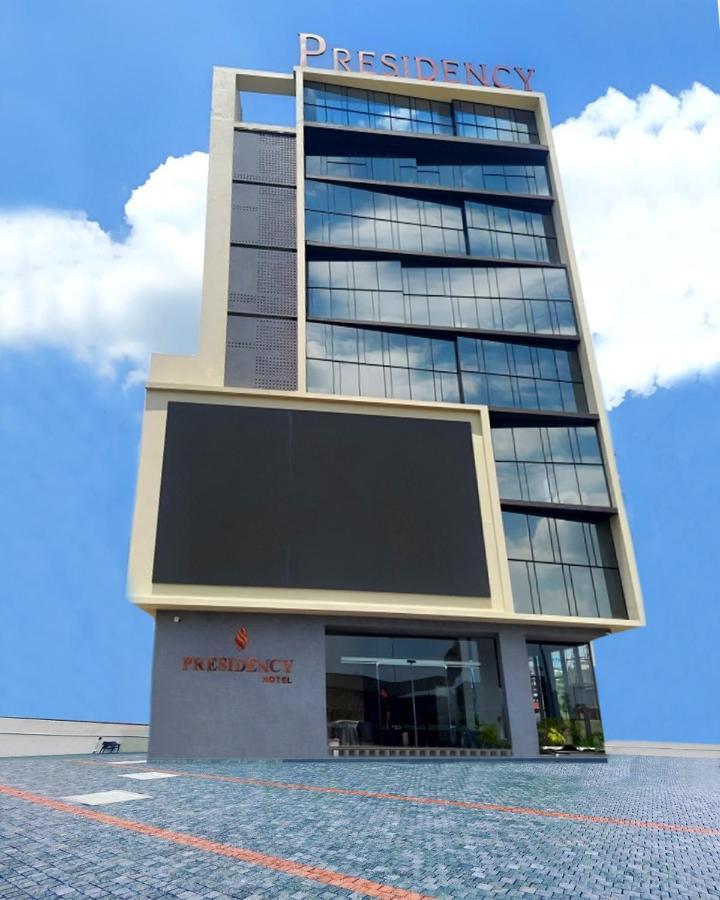 Presidency Airport Hotel Kochi Exterior foto