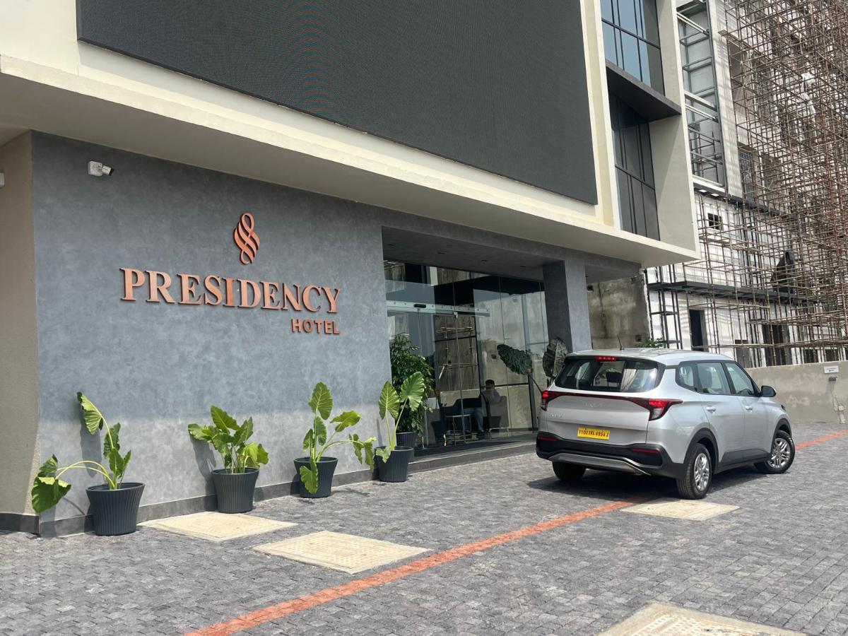 Presidency Airport Hotel Kochi Exterior foto