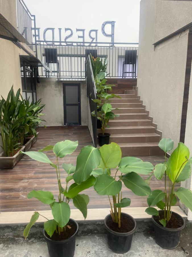 Presidency Airport Hotel Kochi Exterior foto