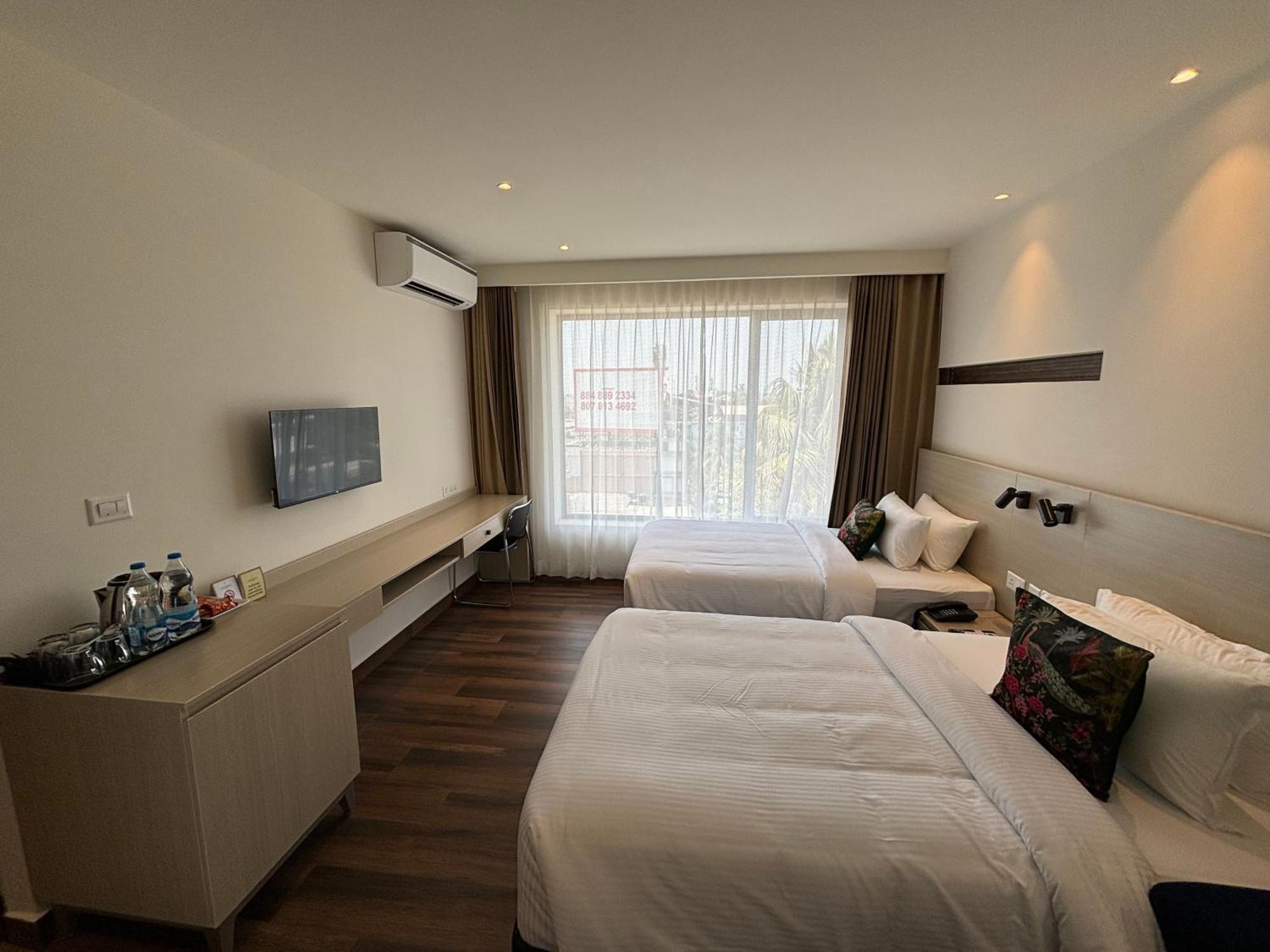 Presidency Airport Hotel Kochi Exterior foto