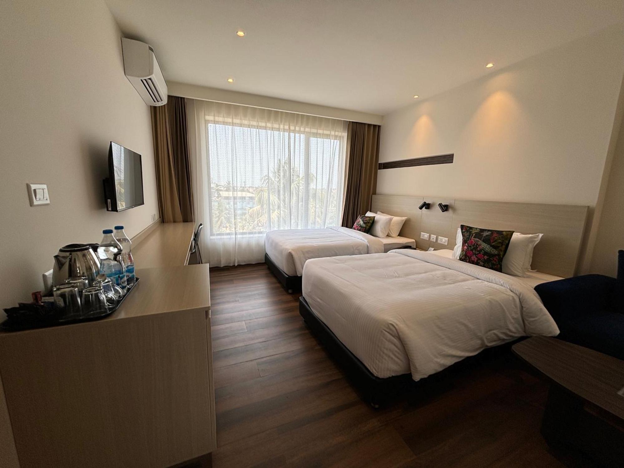 Presidency Airport Hotel Kochi Exterior foto