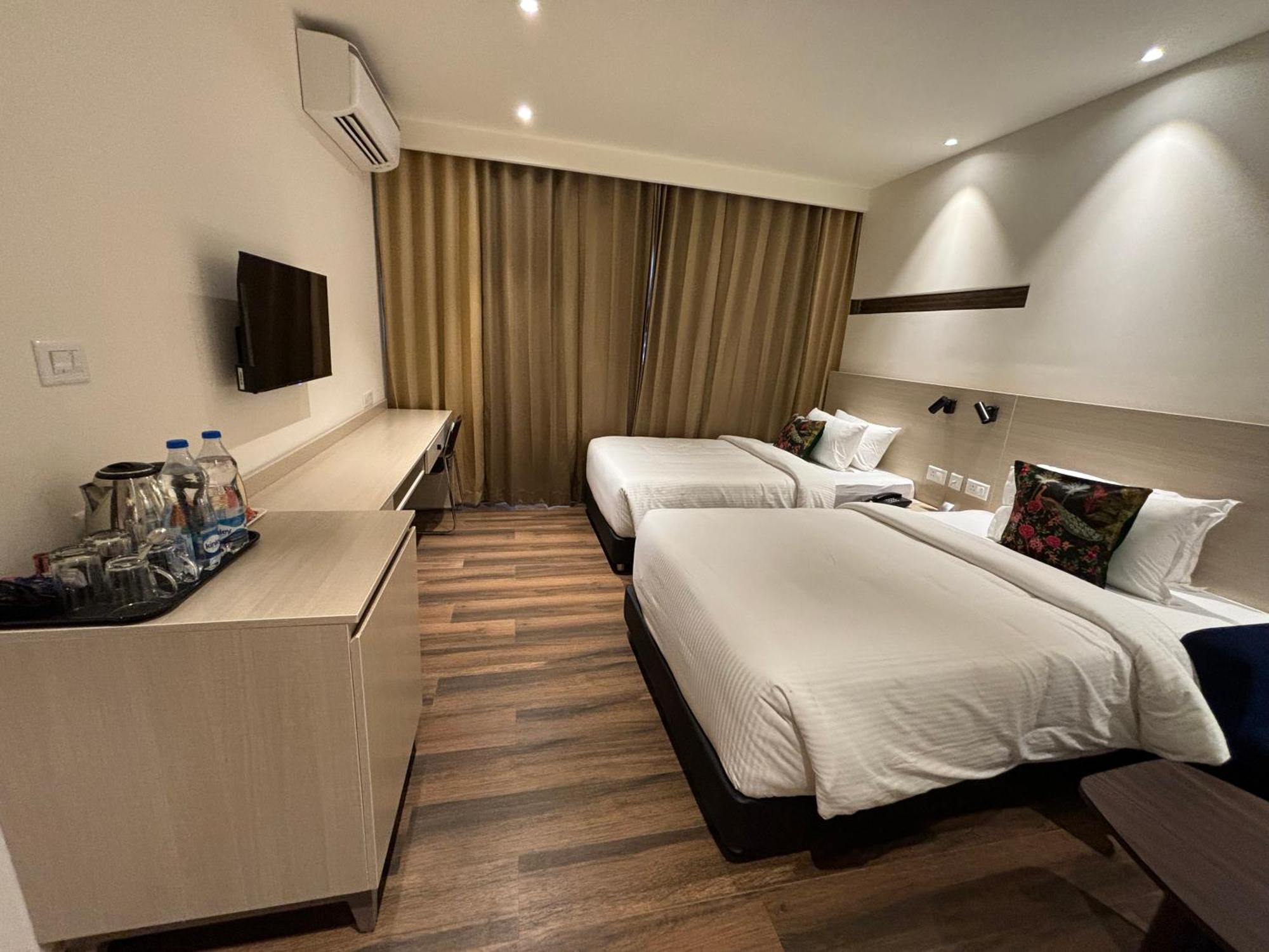 Presidency Airport Hotel Kochi Exterior foto