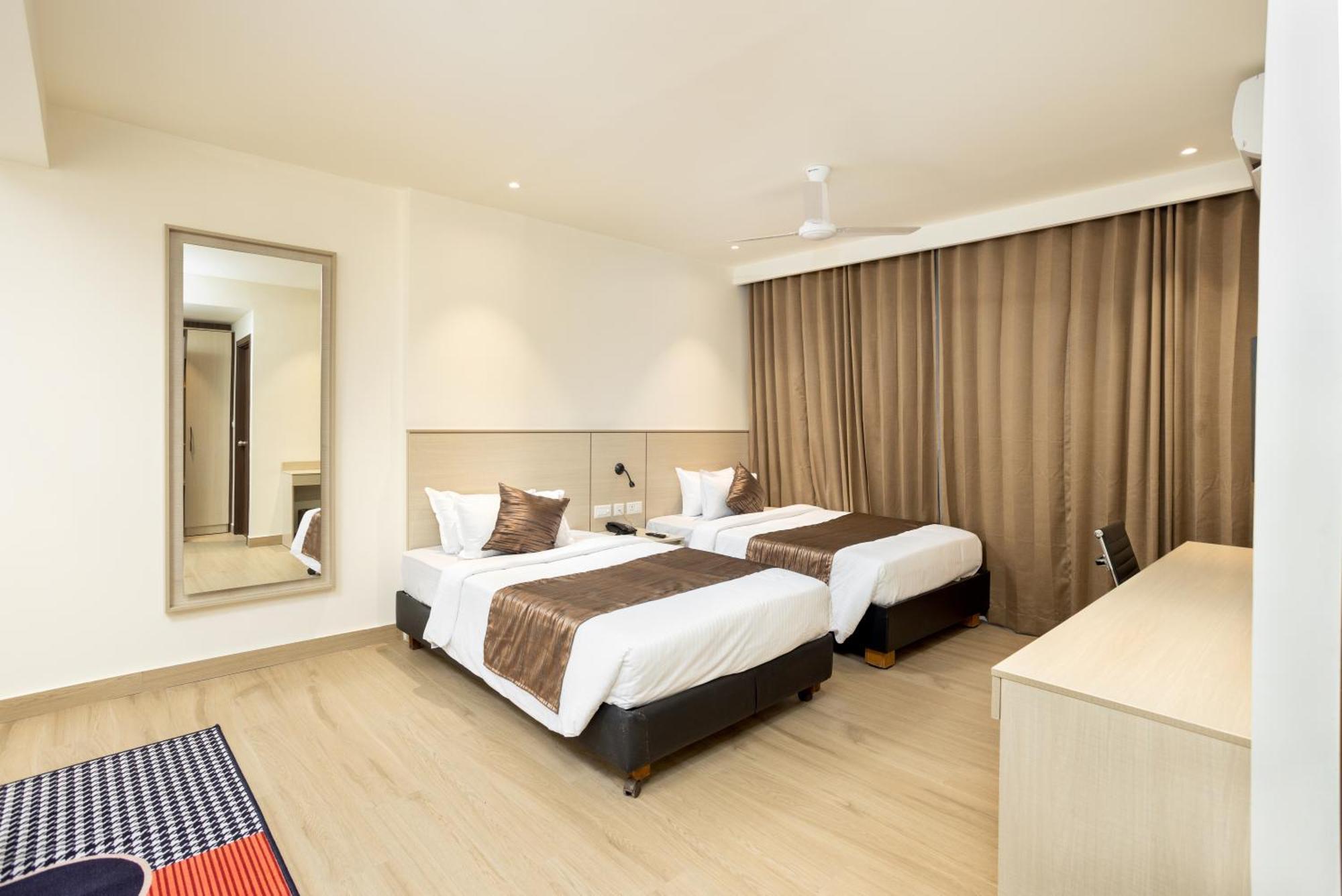 Presidency Airport Hotel Kochi Exterior foto