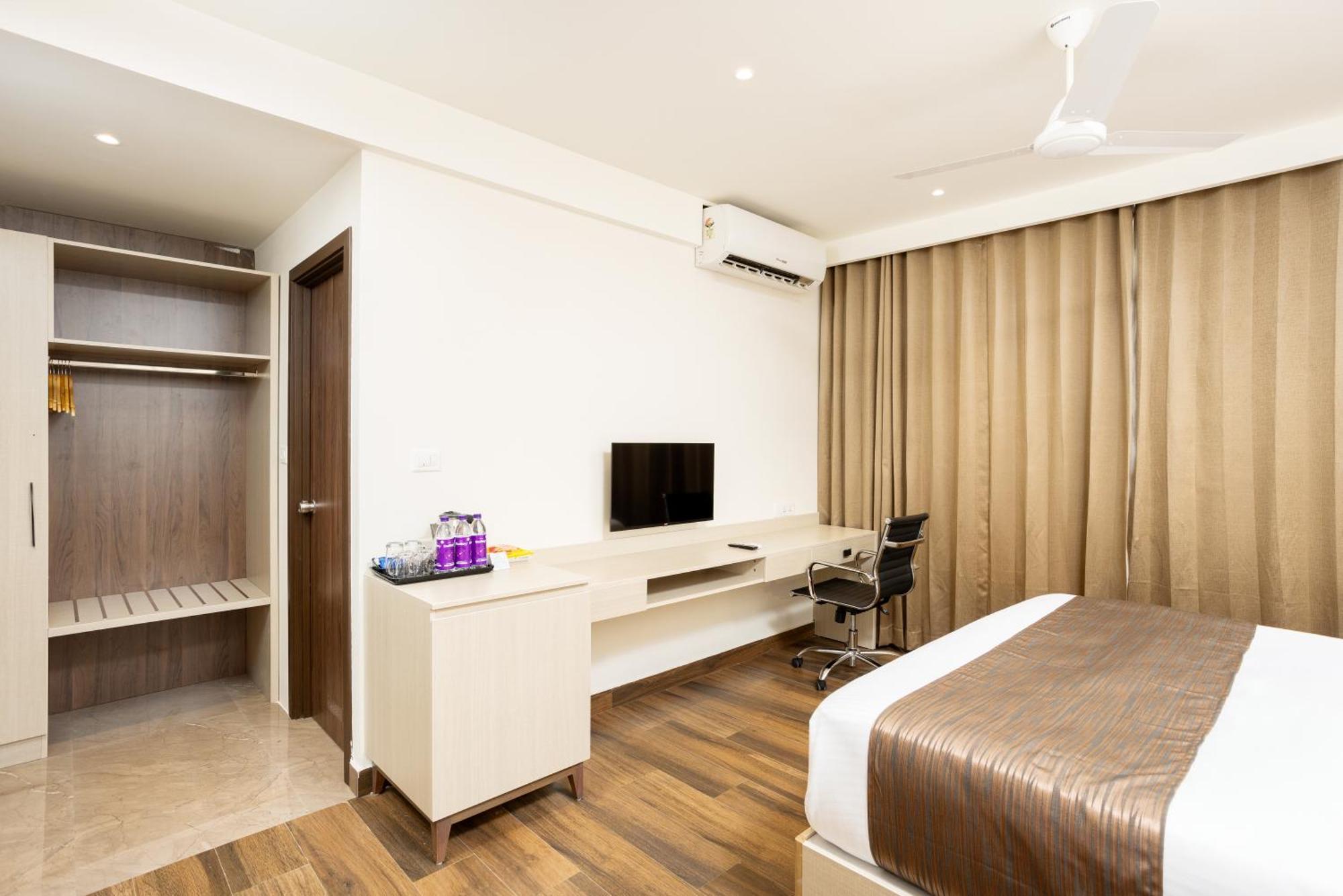 Presidency Airport Hotel Kochi Exterior foto